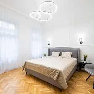  Apartment Luxurious 4bedrm 3bathrm W/ Balcony Hungary
